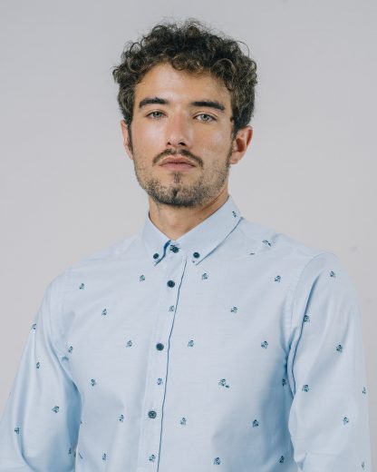 hellblaues fairfashion business hemd mit godzilla print getragen von einem jungen mann